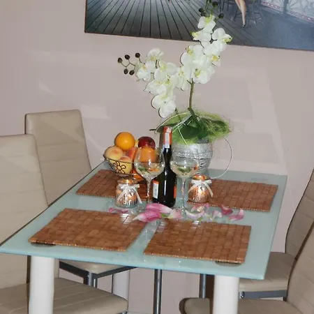 公寓 Apartament Sloneczny - Dwie Sosny 尤斯托尼莫斯基